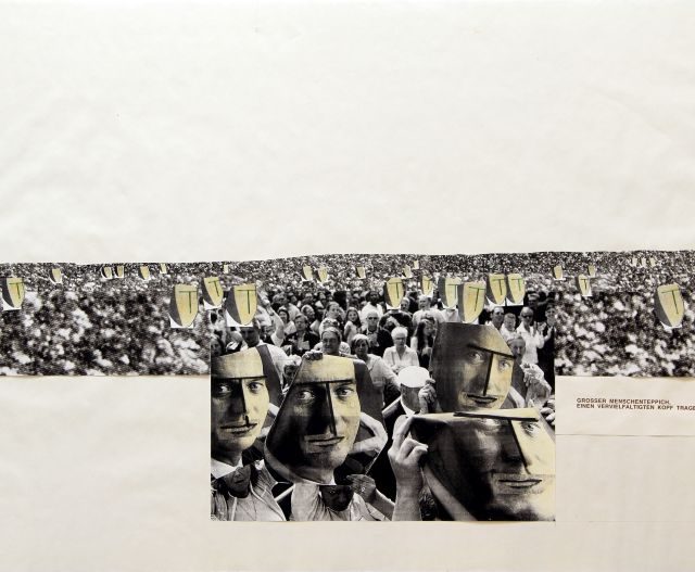 GROSSER MENSCHENTEPPICH, EINEN VERVIELFÄLTIGTEN KOPF TRAGEND