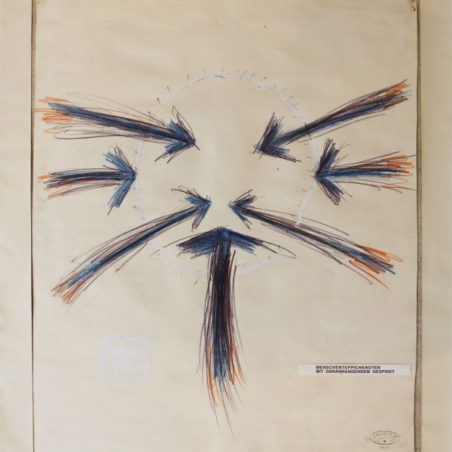 MENSCHENTEPPICHKNOTEN MIT DARANHÄNGENDEM GESPINST